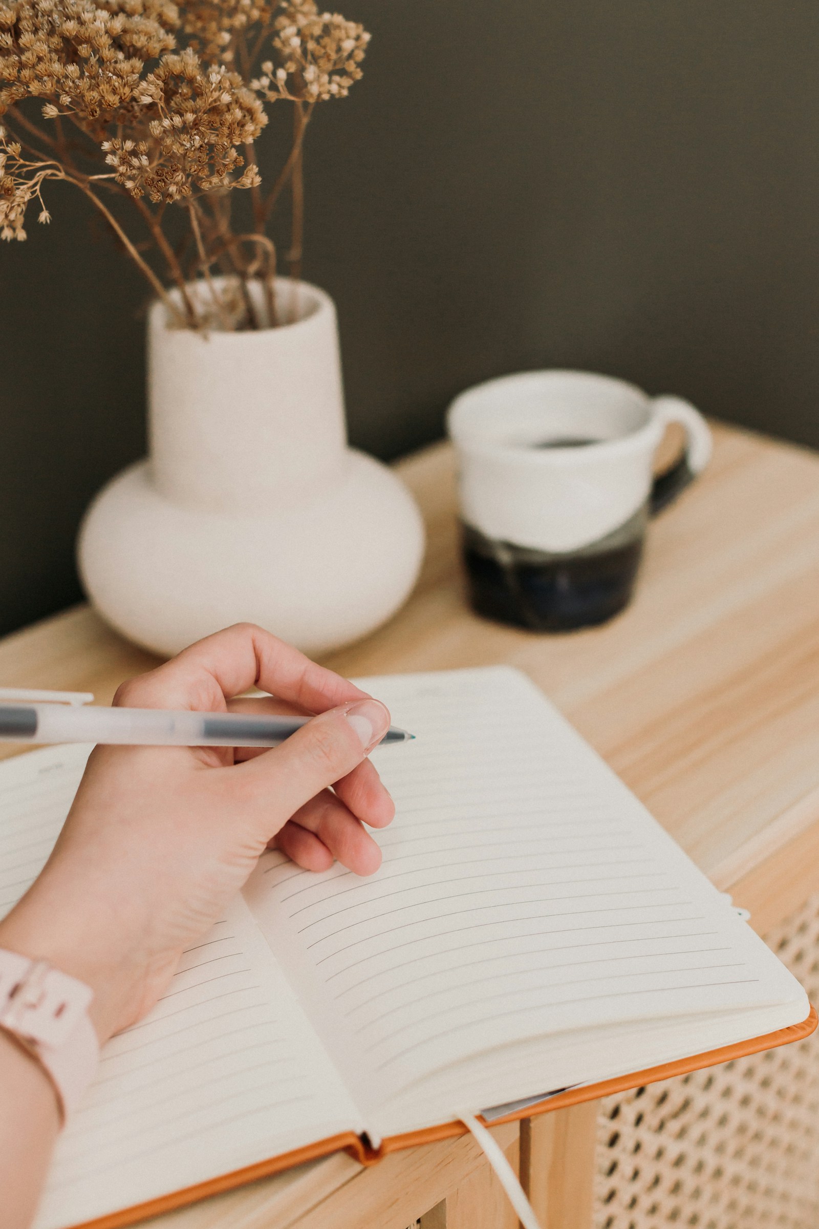 Person writing notes for an article about beginner Russian mistakes